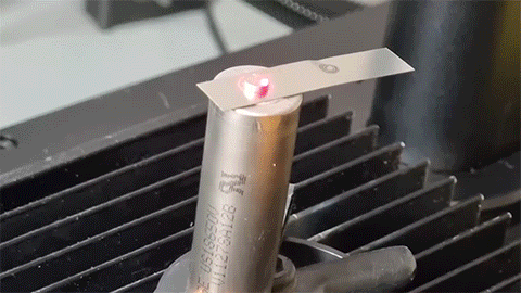 Soudure et nettoyage de pièces au laser